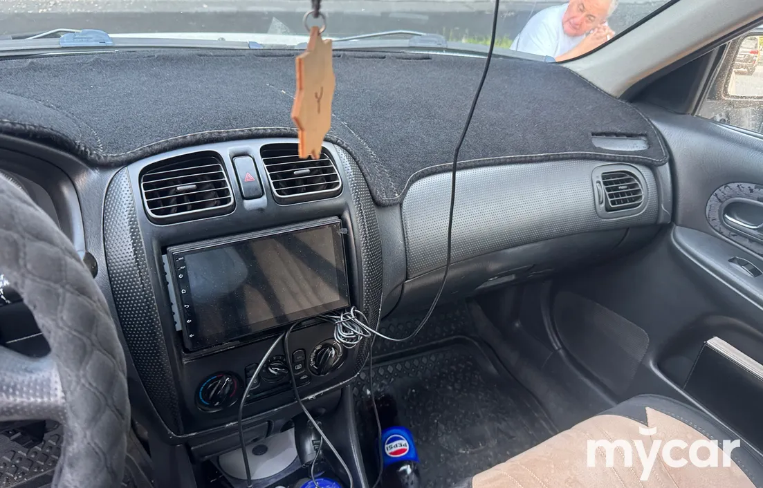 Mazda 323 2000