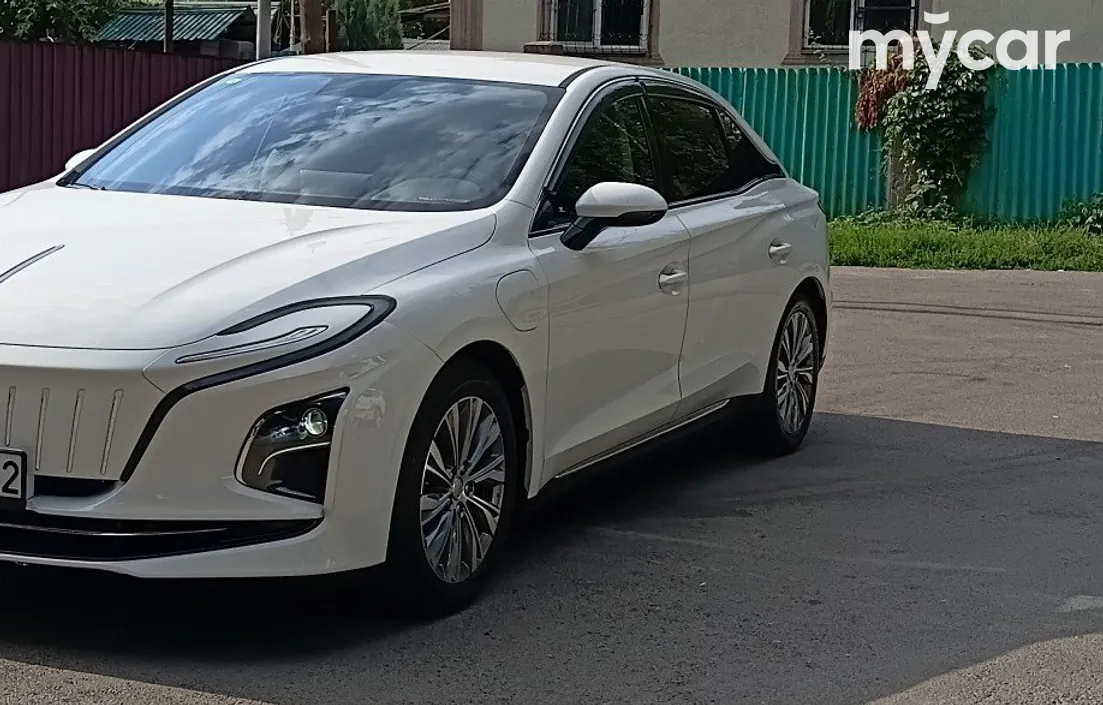 Hongqi E-QM5 2025