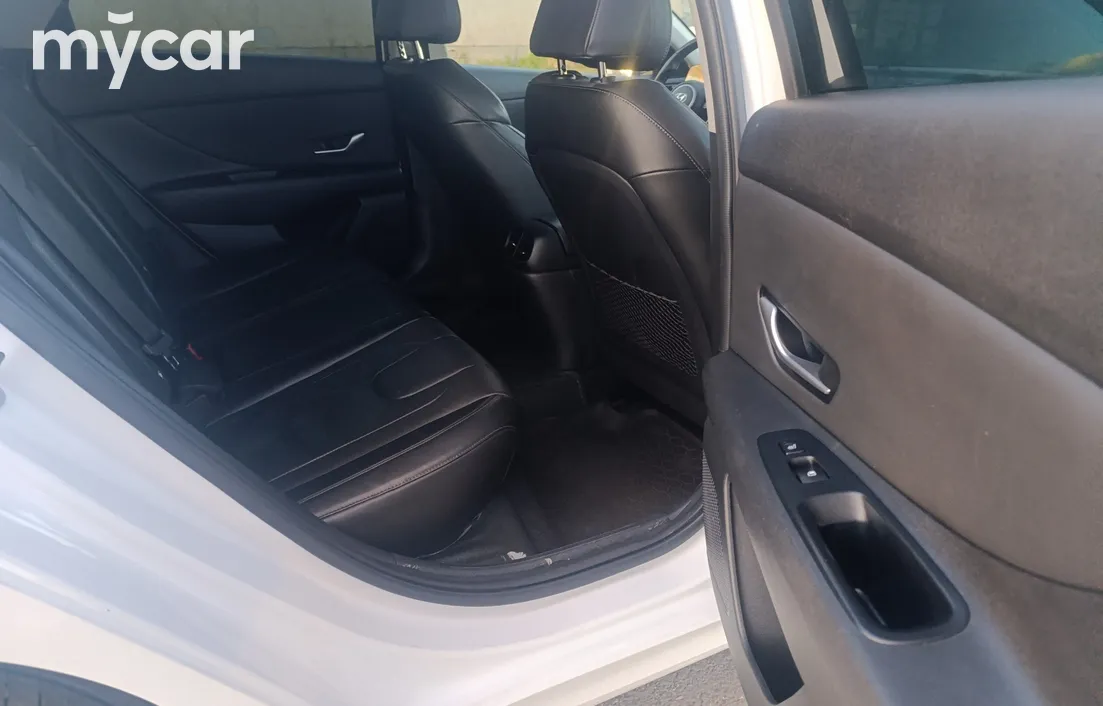 Hyundai Elantra 2023