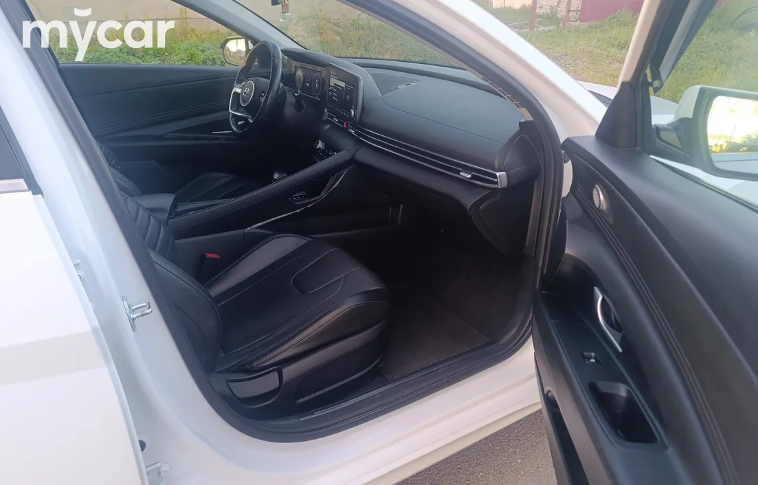Hyundai Elantra 2023