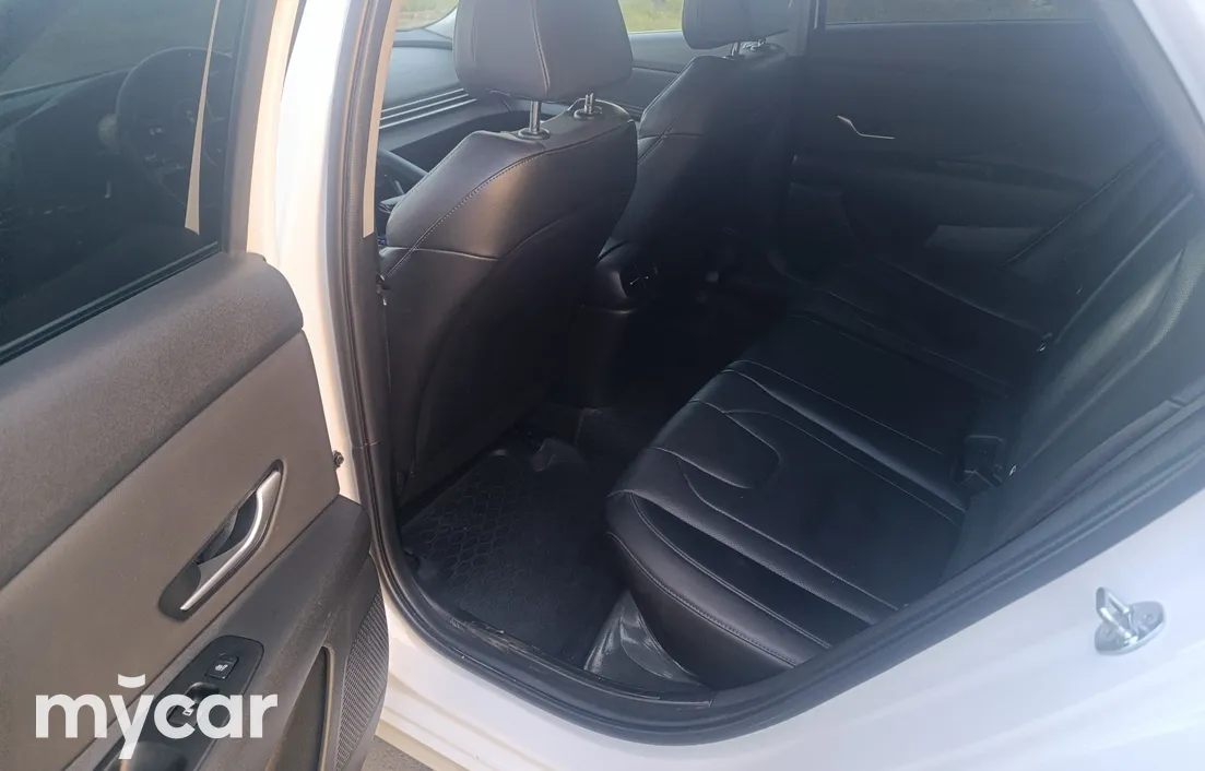 Hyundai Elantra 2023