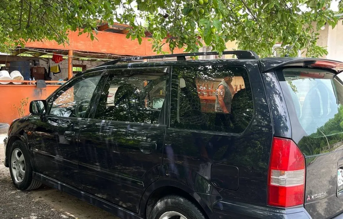 Mitsubishi Space Wagon 2001