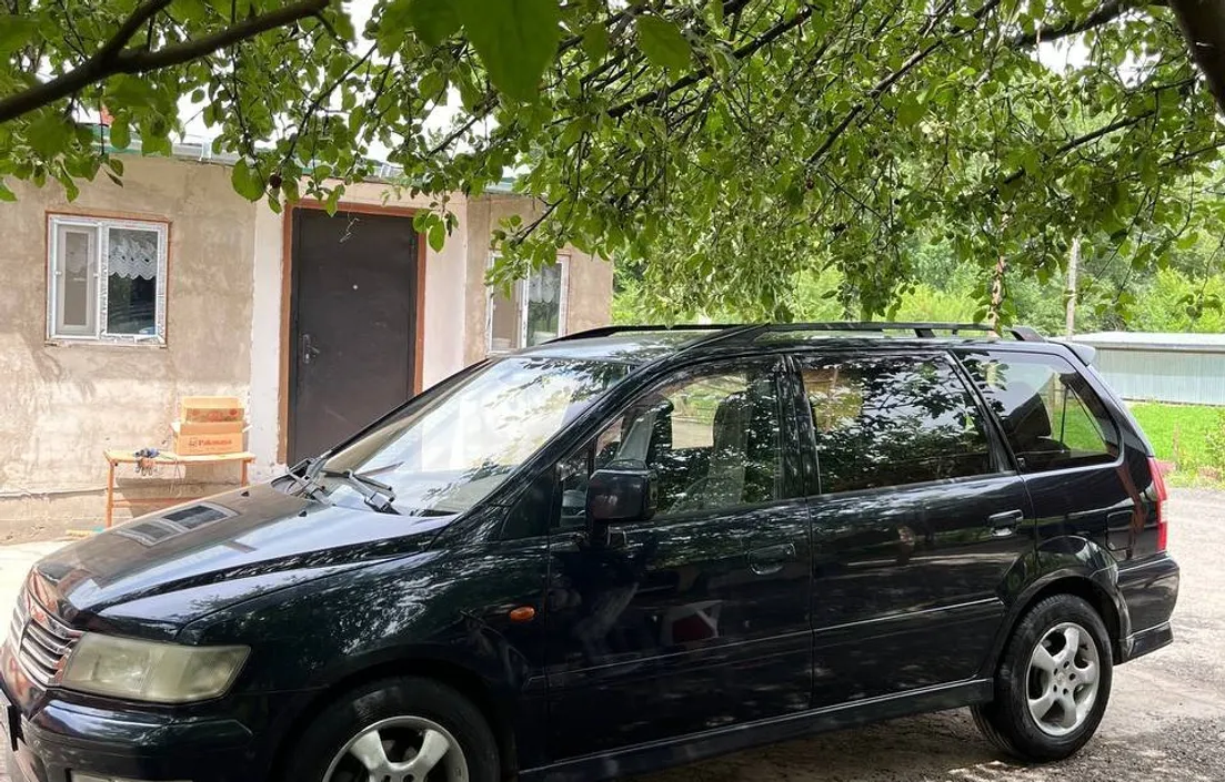 Mitsubishi Space Wagon 2001