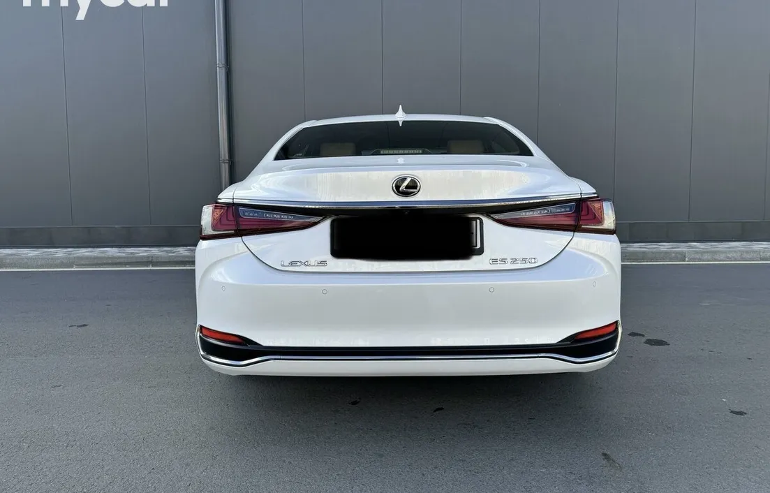 Lexus ES 2020