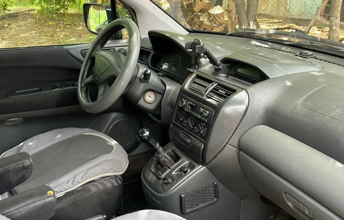 Mitsubishi Space Wagon 2001