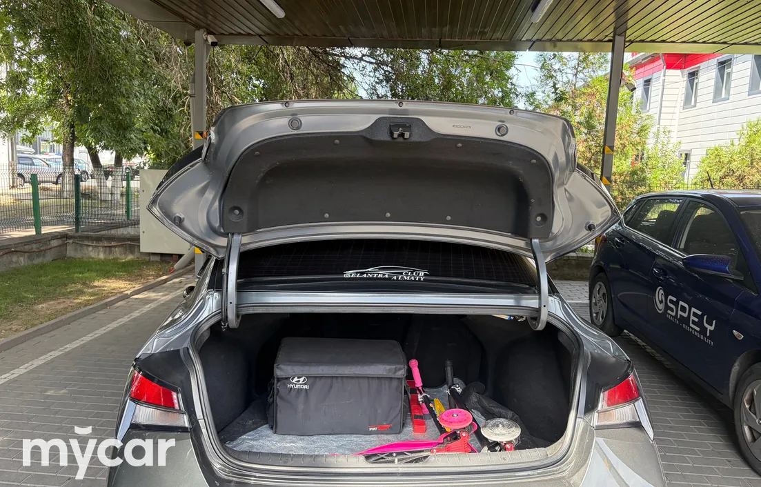 Hyundai Elantra 2024
