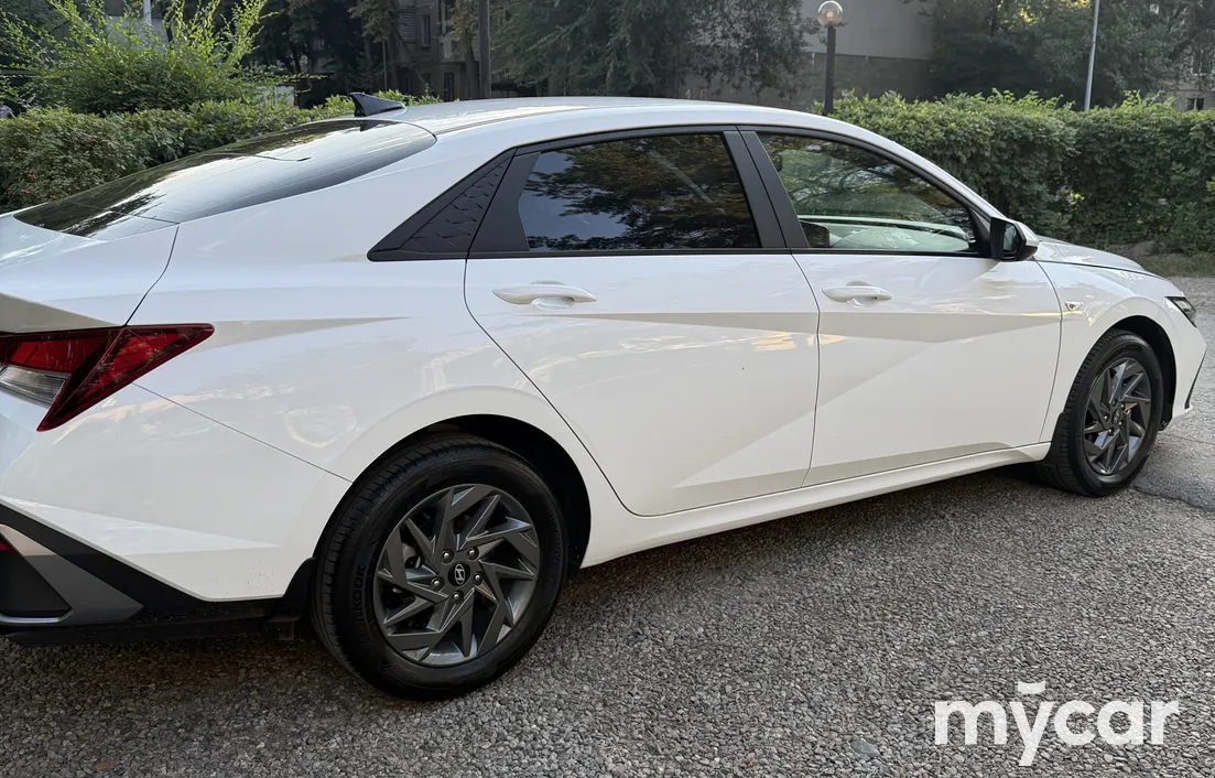 Hyundai Elantra 2024